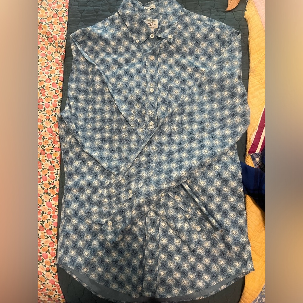 JCrew men’s button up shirt. Size small!